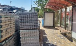 Bayraklı'da kaldırım çalışması çilesi: Otobüs durağını duvar gibi kapattılar!