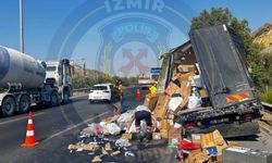 İzmir'de kaza: Yükler yola savruldu!