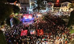 Çeşme’de Zafer Bayramı coşkusu fener alayı ile doruğa ulaştı