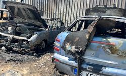 Bornova’da alevler 4 aracı sardı!