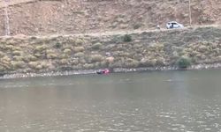 Yüksekova’da otomobil baraj gölüne gömüldü