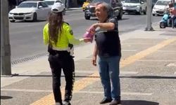 Konak’ta trafik polisinden kandil ikramı!