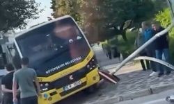 Bursa’da belediye minibüsü elektrik direğine çarptı