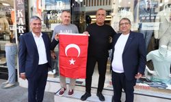 Buca’da 30 Ağustos coşkusu esnafla büyüyor