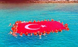 Çeşme’de Zafer Bayramı’nı denizde kutladılar