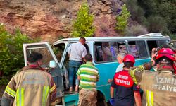 Tire’de minibüs kayalıklara çarptı: 1 ölü, 8 yaralı