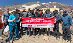 Zafer Bayrağı Ağrı Dağı’nın zirvesinde!