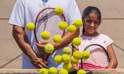 Hayat kurtaran itfaiyeci, kızının tenis hayaline omuz veriyor