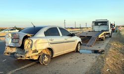 ‘Dur’ ihtarına uymayan otomobil refüje çarptı