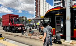 Tramvayın altında kalan 24 yaşındaki kadın ağır yaralandı