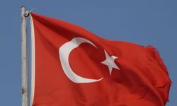 Türk bayrağına tüfekle ateş ettiler!