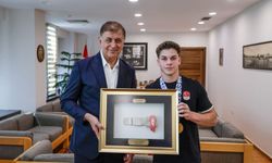 Başkan Tugay, şampiyon sporcuyu makamında ağırladı