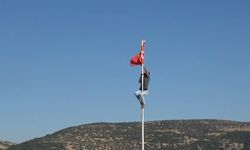 Türk Bayrağını düzeltmek için tırmandı!