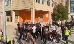Veliler silah seslerinin yükseldiği okula akın etti
