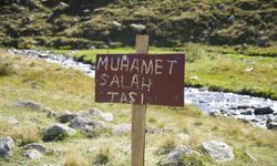Salah’ın oturduğu taşın yanındaki tabela ve bank kayboldu!