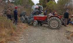 Demirci’de devrilen traktör iki can aldı