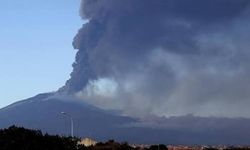 Etna'nın kül püskürtmesi uçuşları durdurdu!
