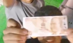 Ekmek aldılar, ücretini kameraya göstererek kasaya bıraktılar