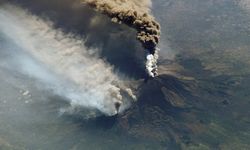 Etna Yanardağı yeniden faaliyete geçti: Uçuşlar durduruldu!