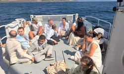 Şık giyinip yelkenliyle kaçmaya çalıştılar!