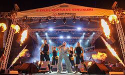 Menemen’de kurtuluş coşkusu Sefo konseriyle zirveye çıktı