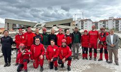 Oğlunu 23 saat enkaz başında bekledi, şimdi hayat kurtarıyor