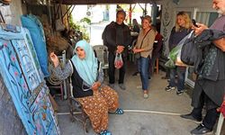 Çeşme'de eski kapıya Nuran Erden'in fırçasıyla yeni hayat
