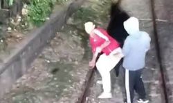 Alsancak’ta raylara çıktılar, trene taş attılar!