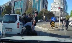 İzmir trafiğinde gerilim: Araca tekme attı!