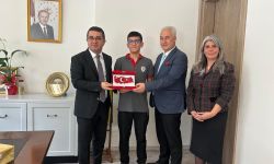 Yere düşen bayrağı öpüp başına koydu, kaymakamdan tebrik aldı!