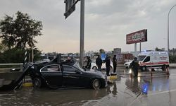 Adana’da otomobil tabela direğine çarptı: Sürücü hayatını kaybetti