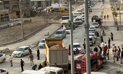 Kamyonun altında kalan motosiklet sürücüsü hayatını kaybetti