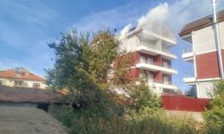 Çivril’de apartmanın çatısında yangın çıktı