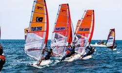 Foça’da yelken ligi yarışları ilgi gördü