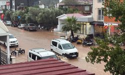 Fethiye’de sağanak yolları göle çevirdi