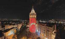 Galata Kulesi Türk bayrağıyla ışıklandırıldı