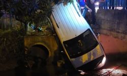 Kozan’da kanala düşen hafif ticari araçta 2 kişi yaralandı