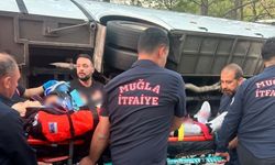 Marmaris’te otel personelini taşıyan minibüs devrildi
