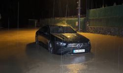 Şile’de sağanakta otomobilde mahsur kalan 2 kişi kurtarıldı