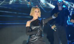 Derya Uluğ, İzmir’de sahneye çıktı
