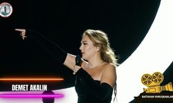 Demet Akalın’dan sahnede evlilik esprisi: 'Elbiseyi sana bırakıyorum!'