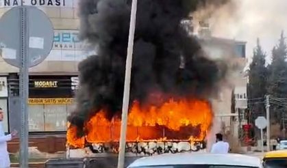 Halk otobüsü alev topuna döndü: Yolcular son anda tahliye edildi