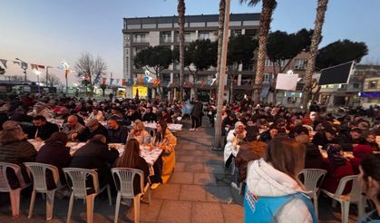 Dikili Cumhuriyet Meydanı’nda kurulan gönül sofraları yüzlerce vatandaşı buluşturdu