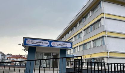 Ayser Çalık Ortaokulu'nun tabelası yeni binaya asıldı