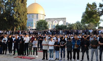 Mescid-i Aksa'da Kurban Bayramı: 140 bin kişi saf tuttu