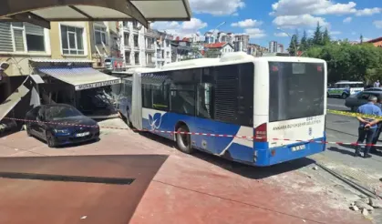 Ankara'da belediye otobüsü iş yerine daldı: 7 kişi yaralandı
