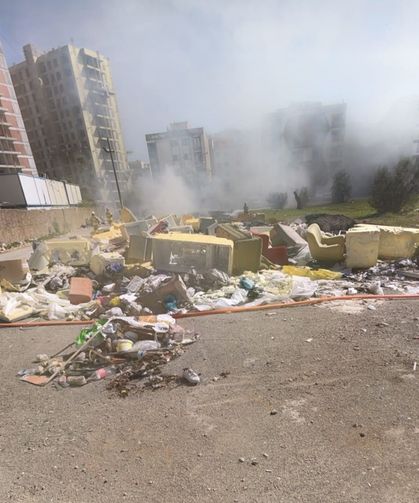 Zabıta ekipleri anında müdahale etti: Karşıyaka’da yangın büyümeden söndürüldü