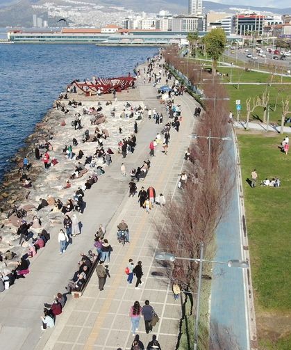 İzmir’de güneş yüzünü gösterdi: Sahiller doldu taştı