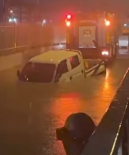 İzmir'de suyla dolan alt geçitte mahsur kalan sürücü hayatını kaybetti