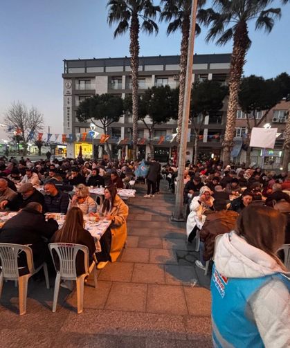 Dikili Cumhuriyet Meydanı’nda kurulan gönül sofraları yüzlerce vatandaşı buluşturdu